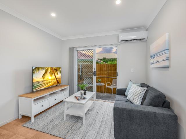 GROUND LEVEL LUXURY STUDIO UNIT IN HEMMANT HIGH QUALITY, UTILITIES INCLUDED