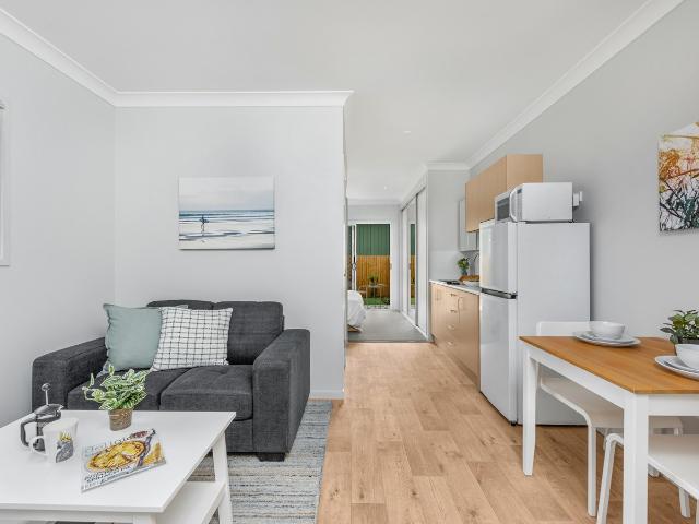 GROUND LEVEL LUXURY STUDIO UNITS IN HEMMANT HIGH QUALITY, UTILITIES INCLUDED
