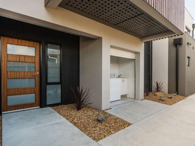 Ground Level Studio Apartment ELECTRICITY AND WATER INCL IN RENT Close to TAFE, Shops and Monash UNI