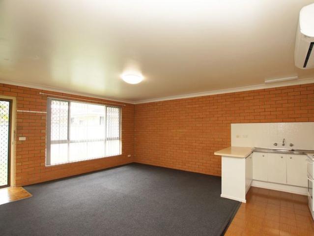 GROUND LEVEL UNIT CLOSE TO SHOPS AND BEACHES