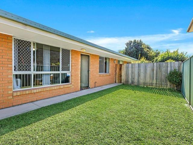 GROUND LEVEL UNIT CLOSE TO SHOPS AND BEACHES