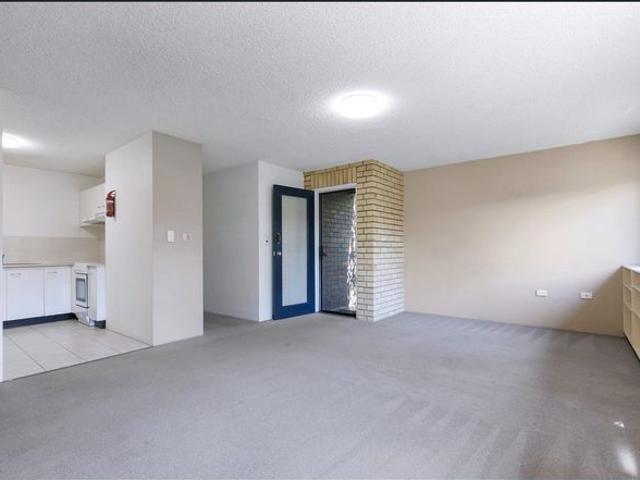 Ground Level Unit in the Heart of Scarborough Walk To The Water!
