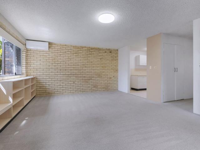 Ground Level Unit in the Heart of Scarborough Walk To The Water!