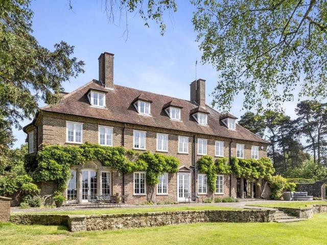 Grouse Road Colgate RH13 7 bed detached house to rent £12,500 pcm £2,885 pw