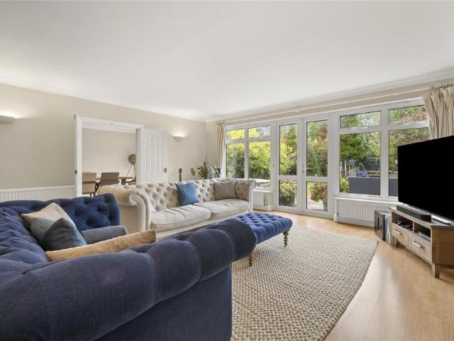 Grove Way, Esher, Surrey, KT10 5 bed detached house to rent £4,250 pcm £981 pw
