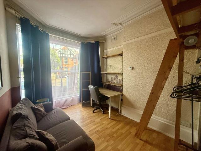 Grove Avenue, Moseley, B13