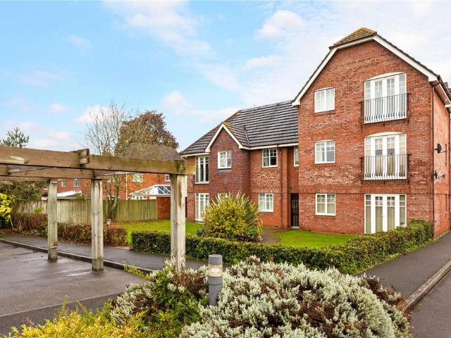Grove Court, Newtown Road, Newbury. 1 bed apartment to rent £1,100 pcm £254 pw