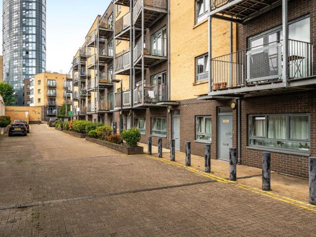 Grove Cres Rd, London E15, 2 bed flat to rent, £1,360 pcm | PrimeLocation