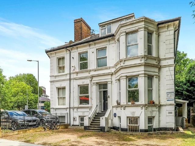 Grove Crescent, Kingston upon Thames KT1 1 bed in a house share to rent £800 pcm £185 pw