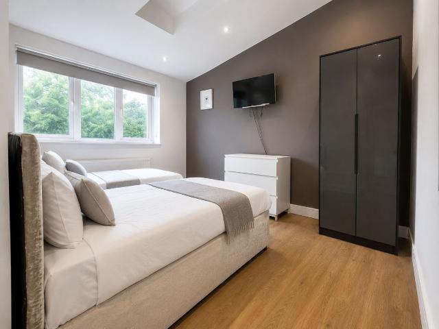 Grove End, London E18, 2 bed detached house to rent, £1,700 pcm | PrimeLocation