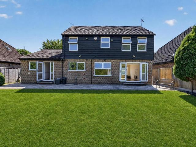 Grove Farm Park, Northwood HA6 4 bed detached house to rent £4,000 pcm £923 pw
