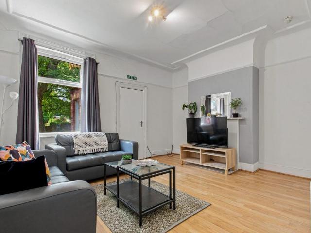 GROVE GARDENS, Leeds 5 bed house to rent £2,058 pcm £475 pw