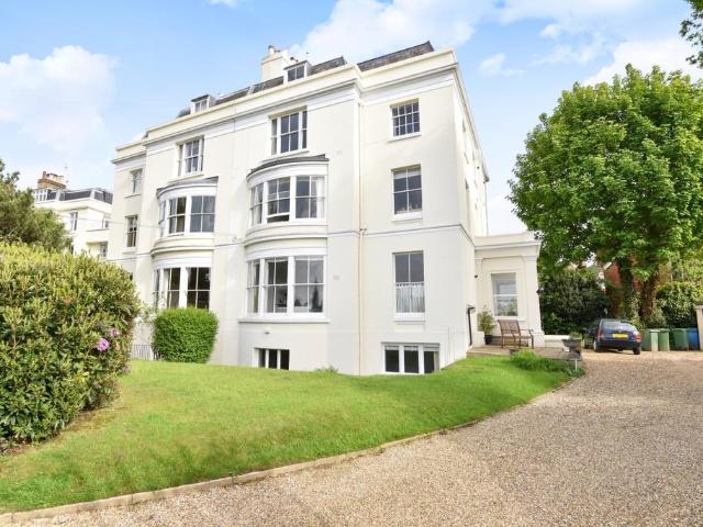 Grove Hill Gardens Tunbridge Wells TN1 2 bed apartment to rent £2,150 pcm £496 pw