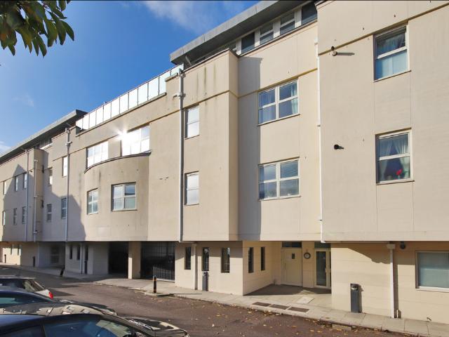Grove Hill House, Tunbridge Wells 2 bed flat to rent £1,750 pcm £404 pw