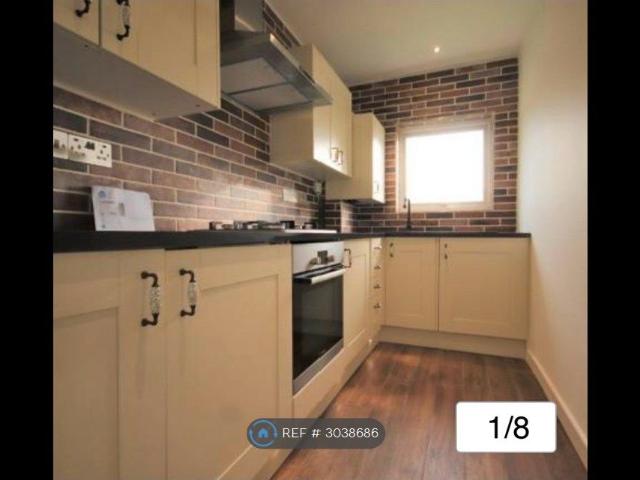 Grove Hill, London E18, 1 bed flat to rent, £1,500 pcm | PrimeLocation