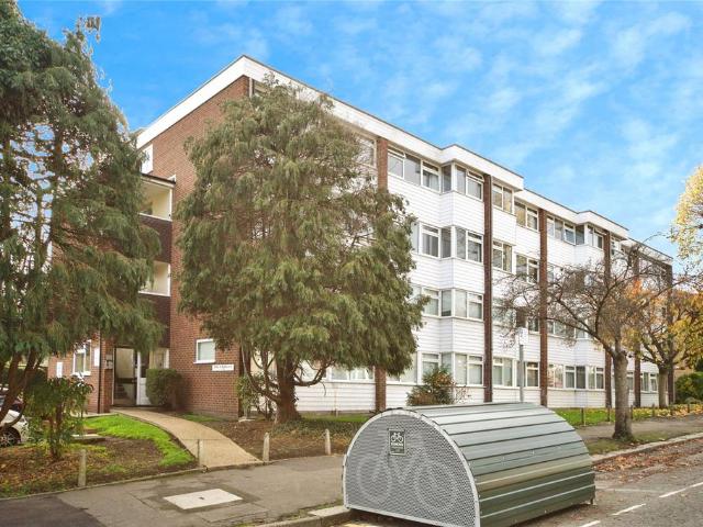 Grove Hill, London, E18 2 bed flat to rent £2,000 pcm £462 pw