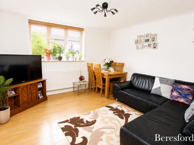 Grove House, Firsgrove Crescent, CM14 2 bed apartment to rent £1,425 pcm £329 pw