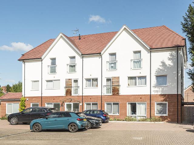 Grove House, Sarah Way, Farnborough, Hampshire GU14, 2 bed flat to rent, £1,600 pcm | PrimeLocation