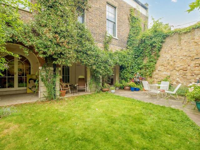 Grove Lane, Camberwell, London SE5 3 bed flat to rent £3,800 pcm £877 pw