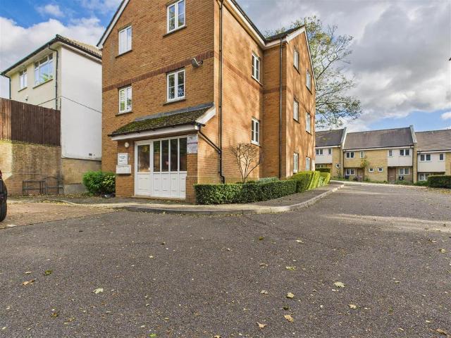 Grove Mill Court, Hitchin SG4 2 bed flat to rent £1,300 pcm £300 pw
