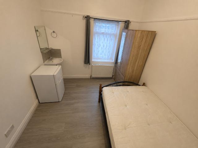 Grove Park, London E11, 1 bed flat to rent, £700 pcm | PrimeLocation