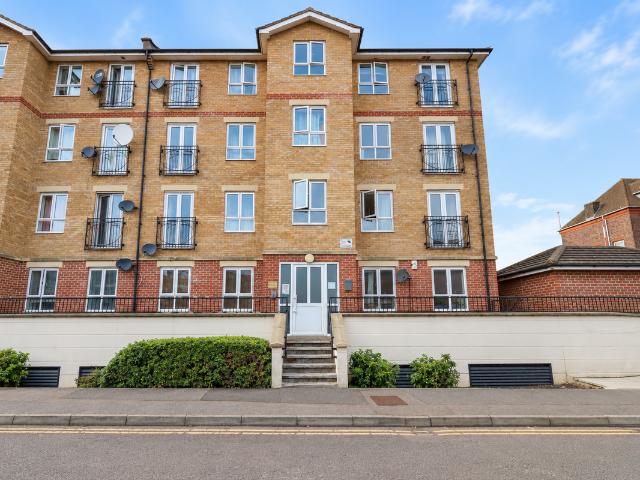 Grove Road, Marlborough Court, Luton LU1, 3 bed flat to rent, £1,450 pcm | PrimeLocation