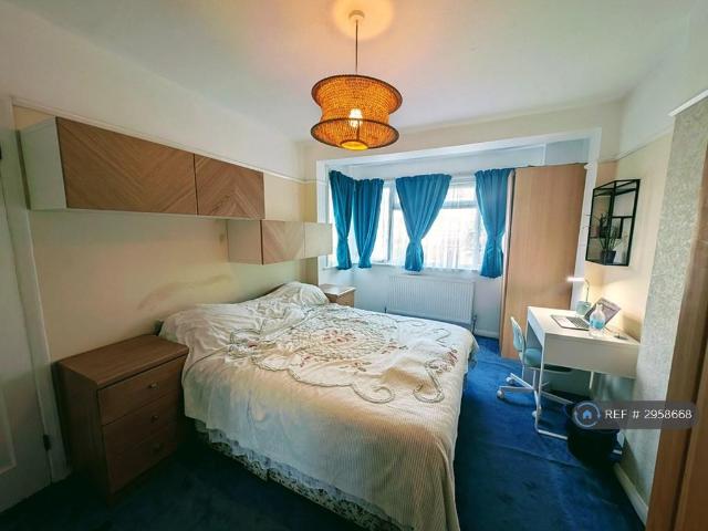 Grove Road, Mitcham, CR4 1 bed in a house share to rent £800 pcm £185 pw