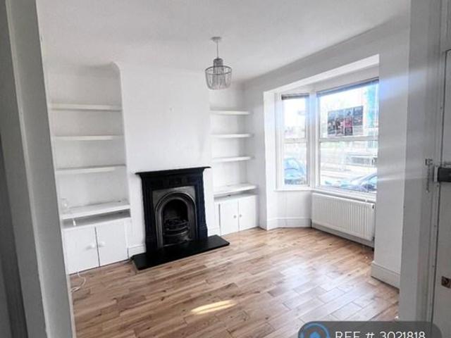 Grove Road, Mitcham, CR4 3 bed terraced house to rent £2,450 pcm £565 pw