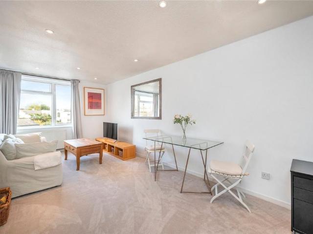 Grove Road, Barnes, London, SW13 1 bed flat to rent £1,895 pcm £437 pw