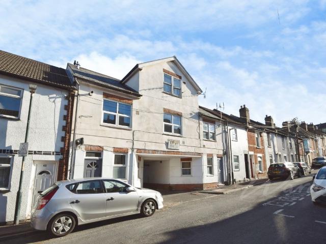 Grove Road, Chatham ME4, 1 bed flat to rent, £895 pcm | PrimeLocation