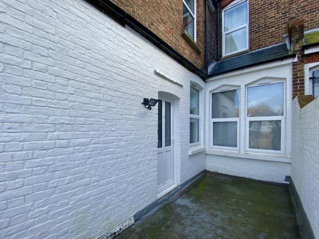 Grove Road, Eastbourne BN21, 1 bed flat to rent, £850 pcm | PrimeLocation