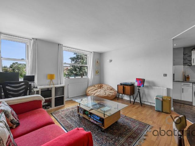Grove Road, London E3, 2 bed flat to rent, £2,500 pcm | PrimeLocation