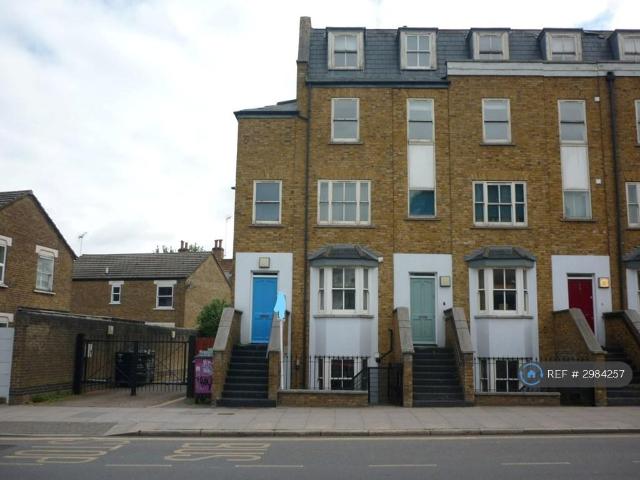 Grove Road, London, E3 2 bed flat to rent £2,150 pcm £496 pw
