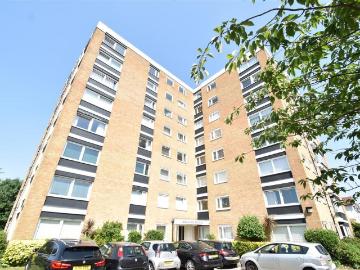 Grove Road, Surbiton 3 bed apartment to rent £2,750 pcm £635 pw