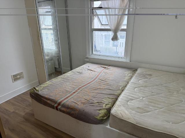 Grove Road Top Flat, HOUNSLOW. 3 bed flat to rent £2,100 pcm £485 pw