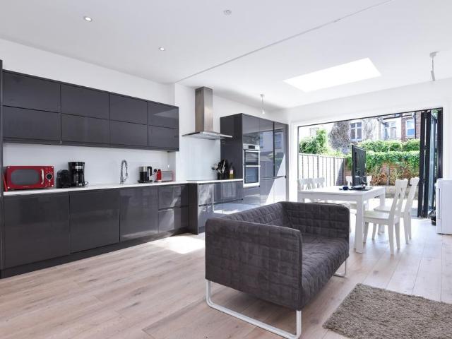 Grove Road, Wimbledon, London, SW19 3 bed house to rent £3,600 pcm £831 pw