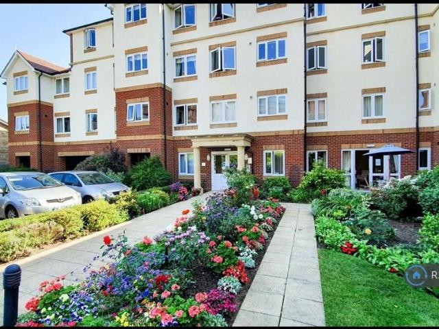 Grove Road, Woking, GU21 1 bed flat to rent £1,200 pcm £277 pw