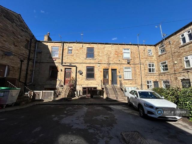 Grove Square, Cleckheaton, BD19 2 bed terraced house to rent £850 pcm £196 pw