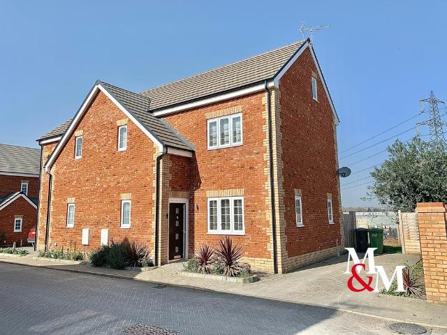 GROVEBURY FARM CLOSE 3 bed semi detached house to rent £1,700 pcm £392 pw