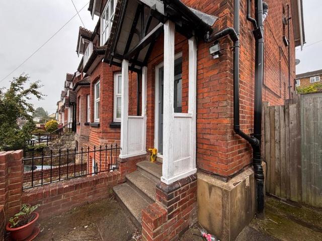 Grovehill Road, Redhill 1 bed flat to rent £1,100 pcm £254 pw