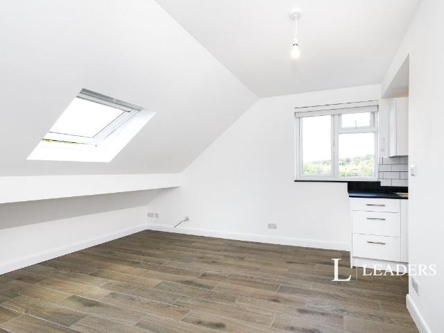 Grovehill Road RH1, 1 bed flat to rent, £1,275 pcm | PrimeLocation