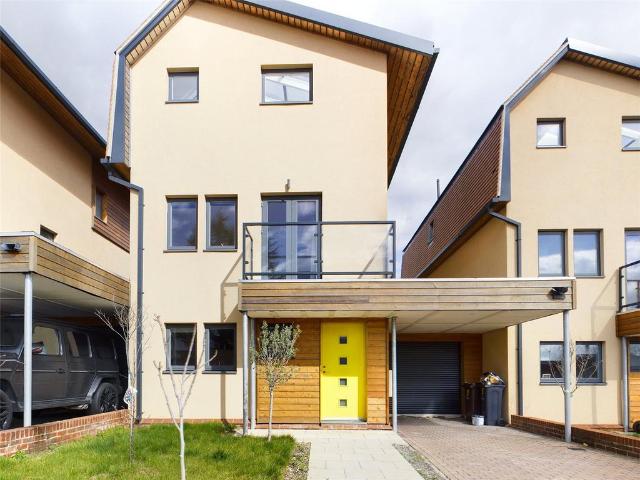 Grover Gardens, Romford RM5 5 bed detached house to rent £2,750 pcm £635 pw
