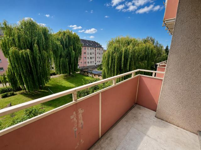GroÃe 2 Zimmer Wohnung mit Top Sanierten Bad + Balkon und EBK auf Wunsch!