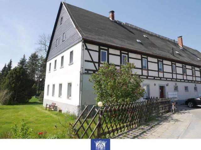 GroÃzÃ¼gige Wohnung in einem Drei Seiten Hof in Arnsdorf!