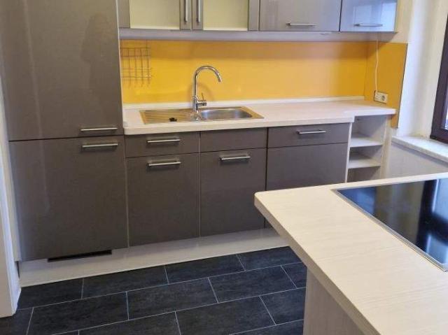 GroÃzÃ¼gige 3 Zimmerwohnung mit WohnkÃ¼che und zwei BÃ¤dern in zentraler Lage!