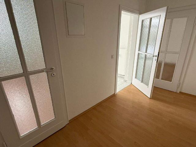 GroÃzÃ¼ige Whg, im 2.OG groÃer Balkon an der KÃ¼che u.v.m