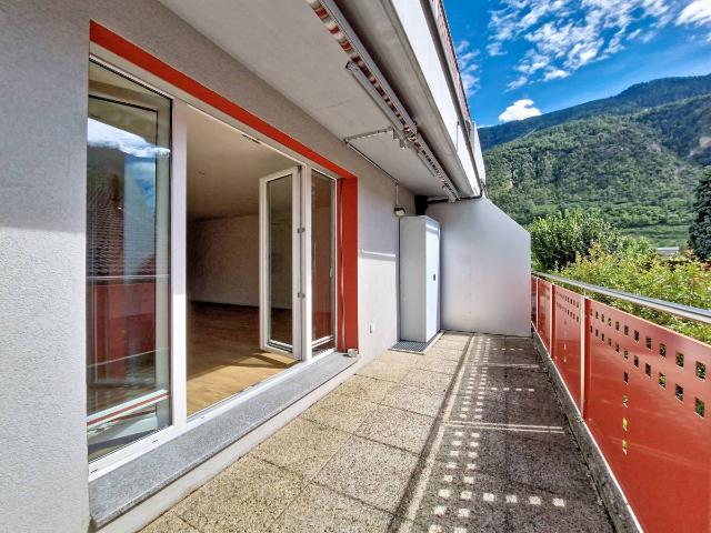 Grône, appartement de 2.5 pièces avec grand balcon et place de parc
