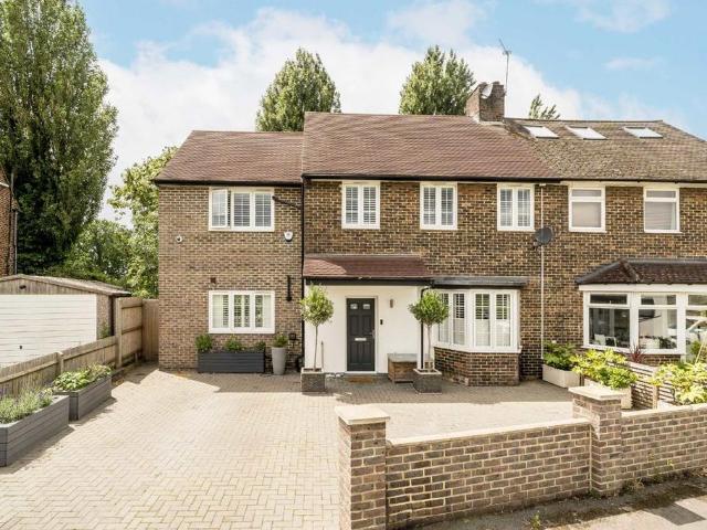 Groom Crescent, London SW18 3 bed detached house to rent £4,000 pcm £923 pw