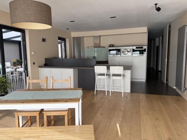 Groot appartement met 3 slaapkamers boven winkel in Retie
