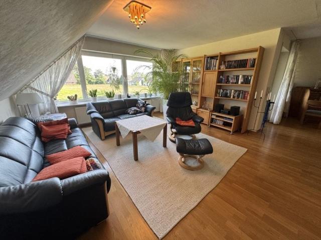 Groß und zeitgemäß! 4 Zi. Obergeschosswohnung mit Dachloggia und Garage
